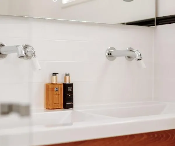 Buytenlust فندق مبيت وإفطار 4*